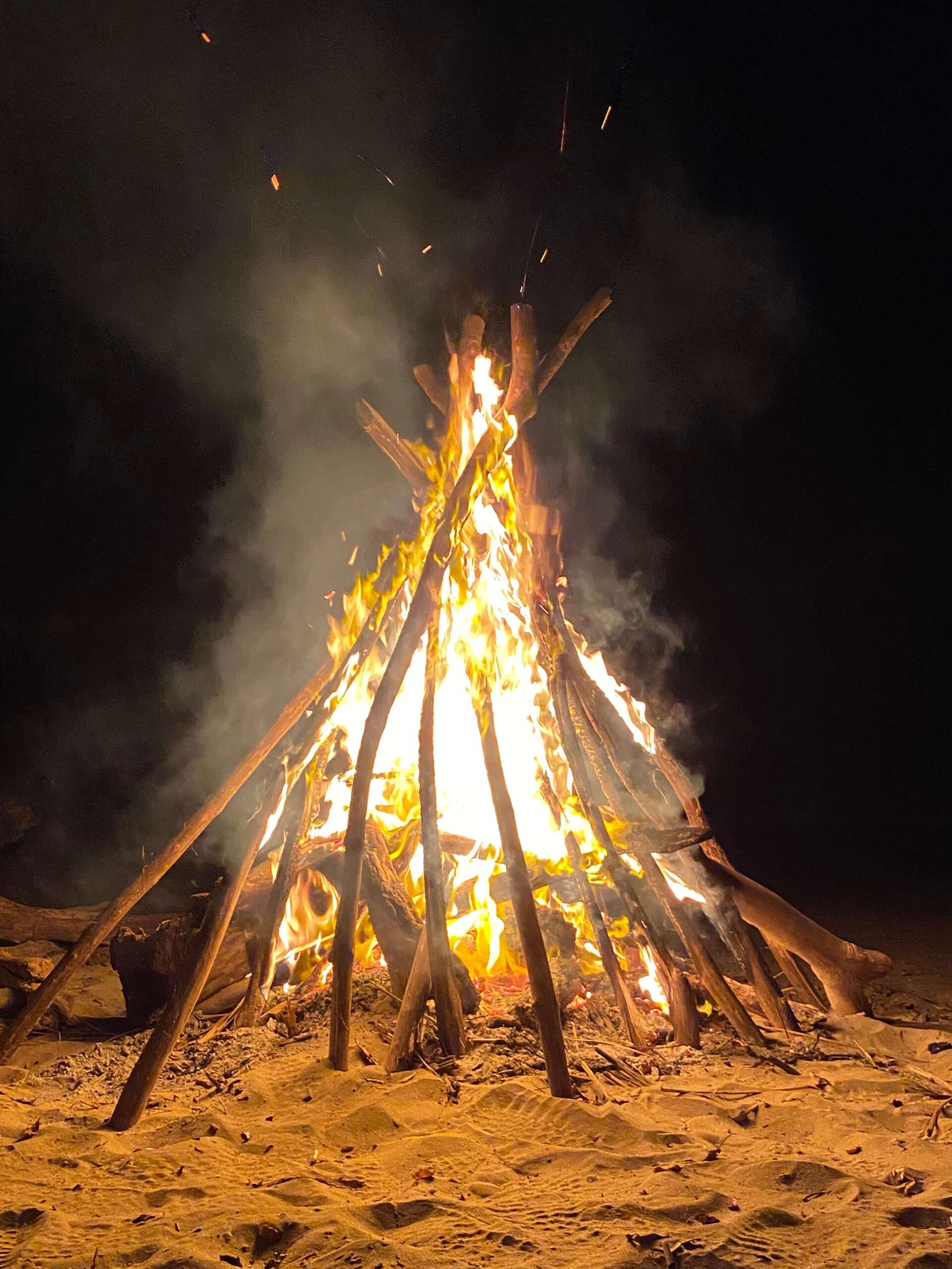 Disfruta de una fogata a orilla de la playa